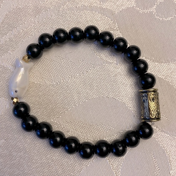 Jewelry - 🌹Ceramic fish faux black pearls stackable 8mm bead bracelet  stretchy